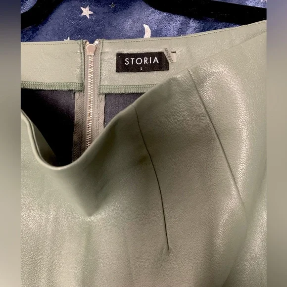SOLD ‼️ Storia Green faux Leather skirt - Picture 1 of 3